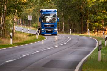 LKW auf Landstraße